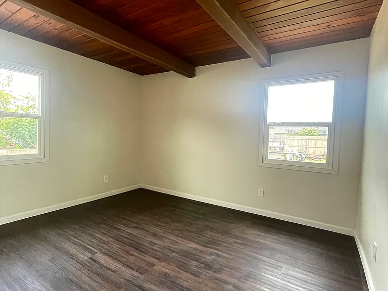 914 N Thornburg St — Photo 10
