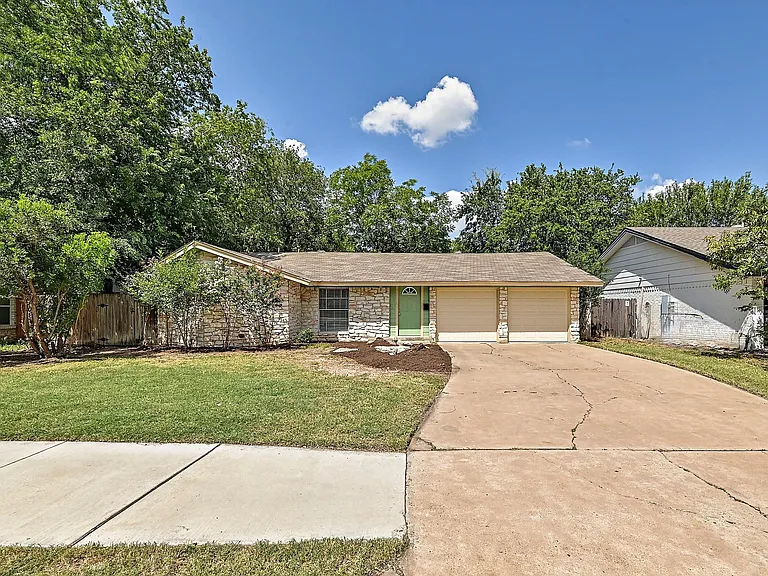 1702 Colony Creek Dr — Photo 3