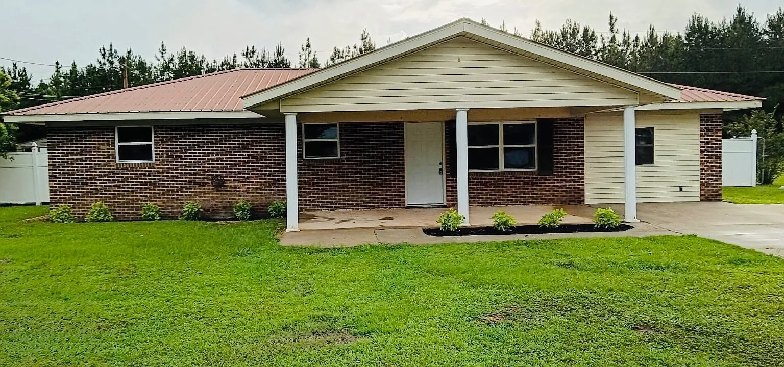 4 bed, 2.0 bath, 2100 sqft, $1,400 — Photo 1