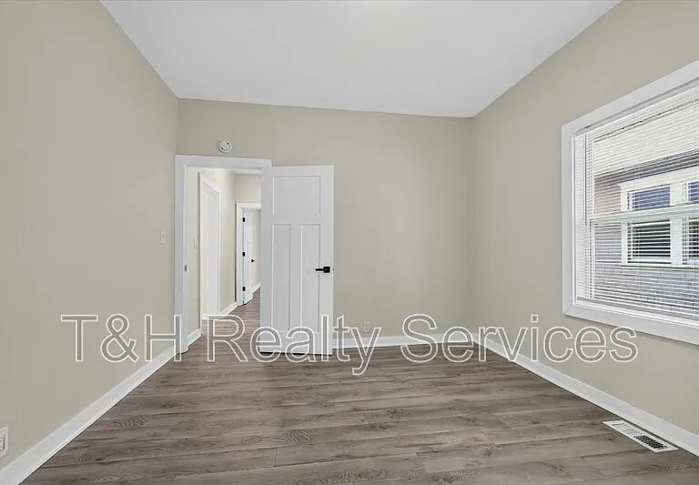320 W 39th St — Photo 16