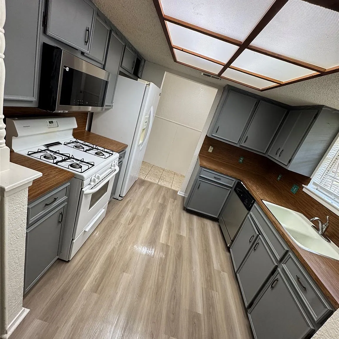 3 bed, 2.0 bath, 1444 sqft, $2,795 — Photo 3