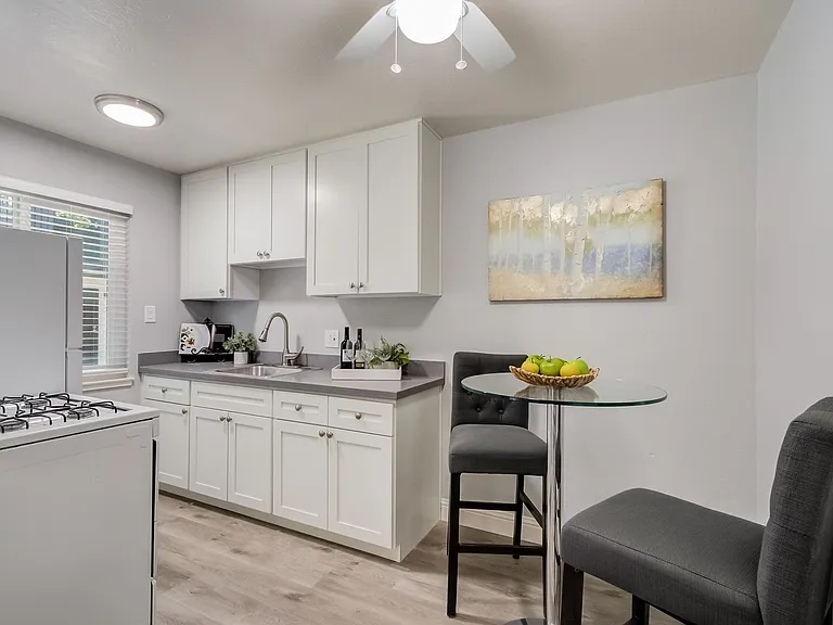 Sunset Crossings Apartments — Photo 20