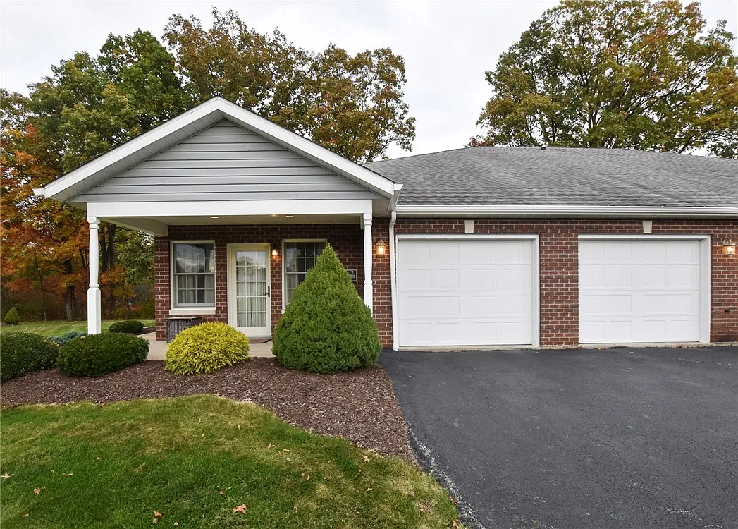 212 Stoneybrook Dr photo 1