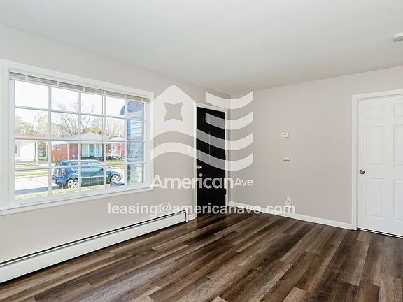 834679_004_wm_-_living_room_13338098.jpg