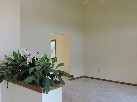 4th image of 6374 Willow Ln