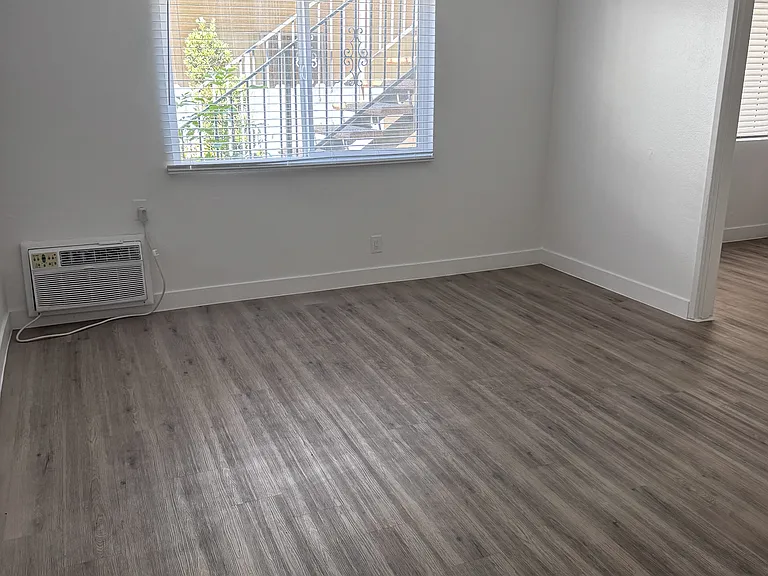 18337 Kittridge St #10 — Photo 4