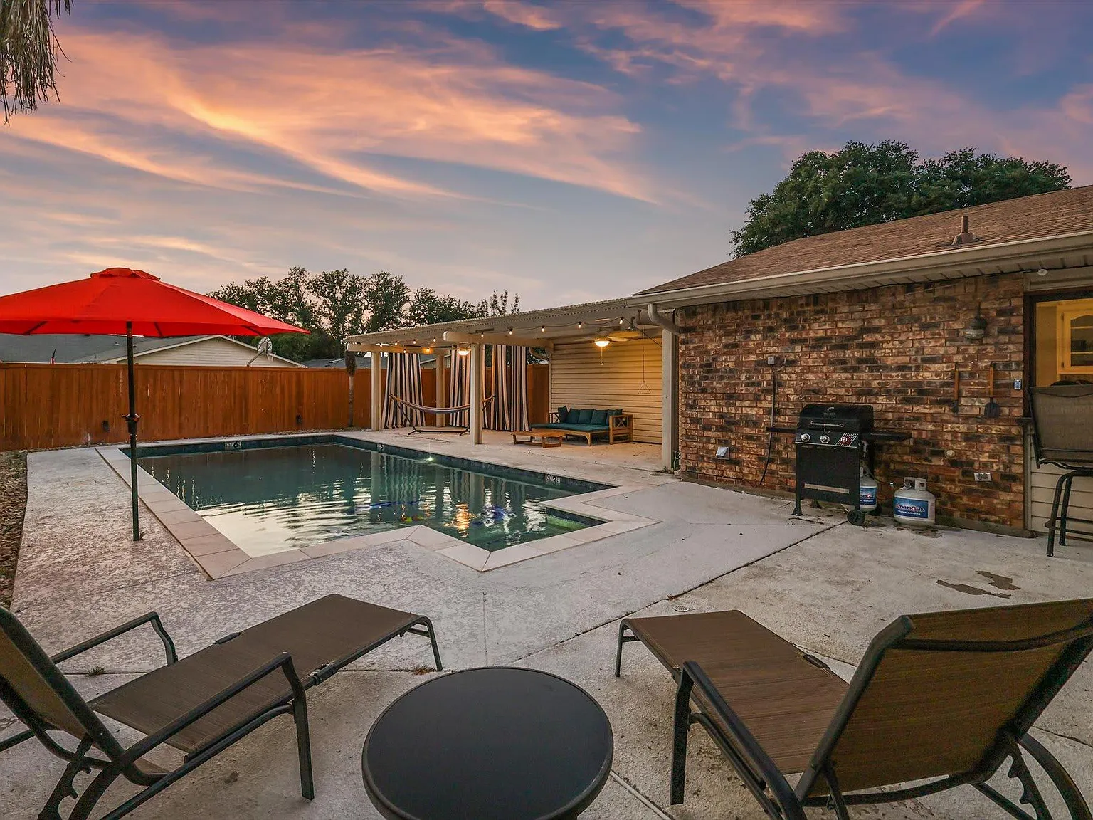 5 bed, 2.5 bath, 2111 sqft, $5,175 — Photo 2