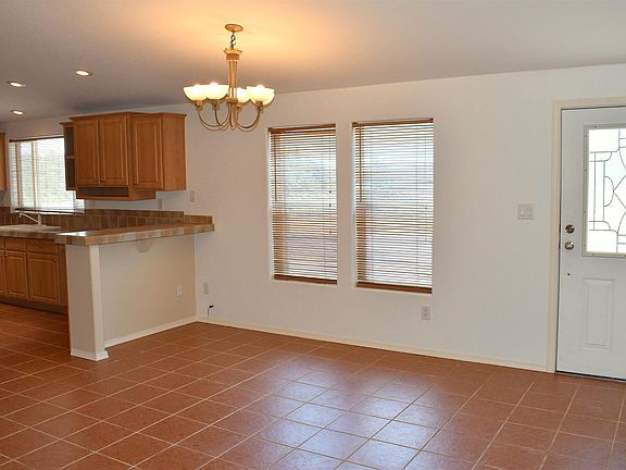 5th image of 8 Maplewood Cir