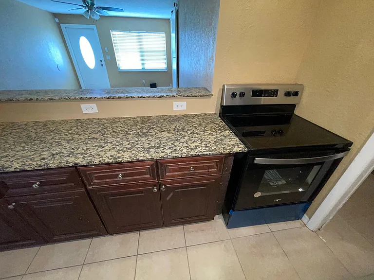 1650 W 12th Ct — Photo 4