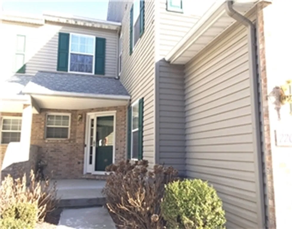 3 bed, 2.5 bath, $2,400 — Photo 2
