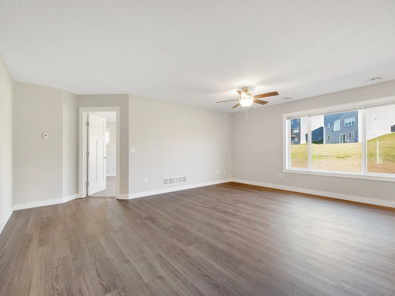 3 bed, 1968 sqft, $2,295 — Photo 4