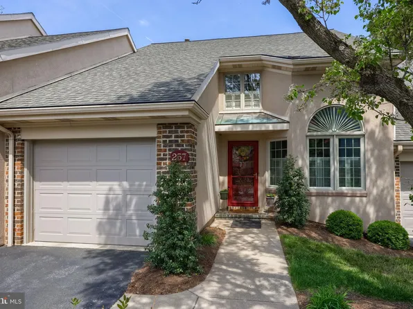 257 Willow Valley Dr, Lancaster, PA 17602