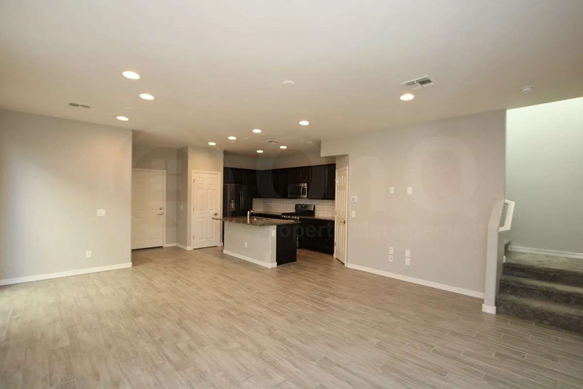 3 bed, 2.5 bath, 1605 sqft, $1,799 — Photo 3