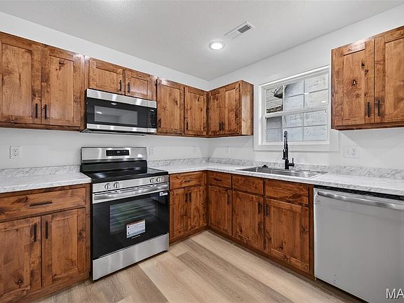 5th image of 445 Polk St