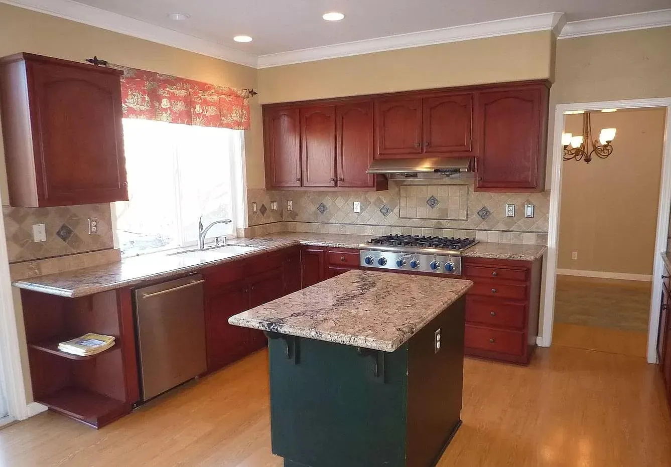 5 bed, 2553 sqft, $4,200 — Photo 4