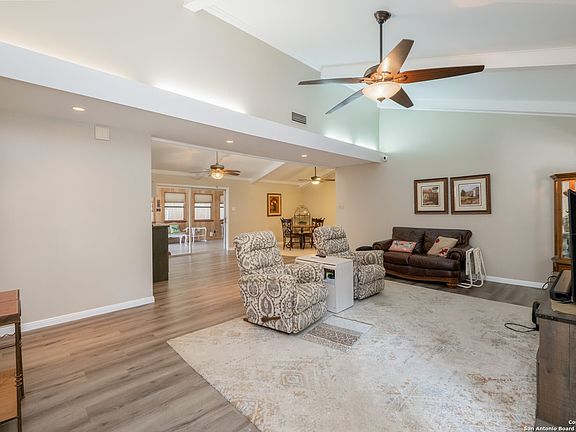 5th image of 901 Lake Dr