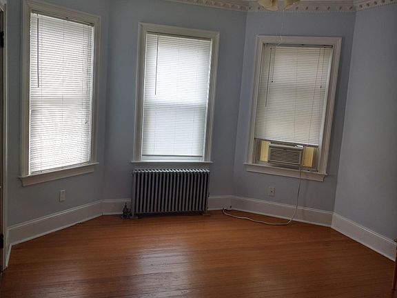 3rd image of 59 Woodbine St Floor 1