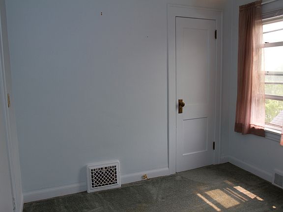 4th image of 835 N 42nd Ave W