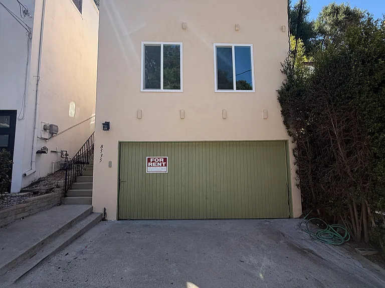 8535 Lookout Mountain Ave — Photo 48