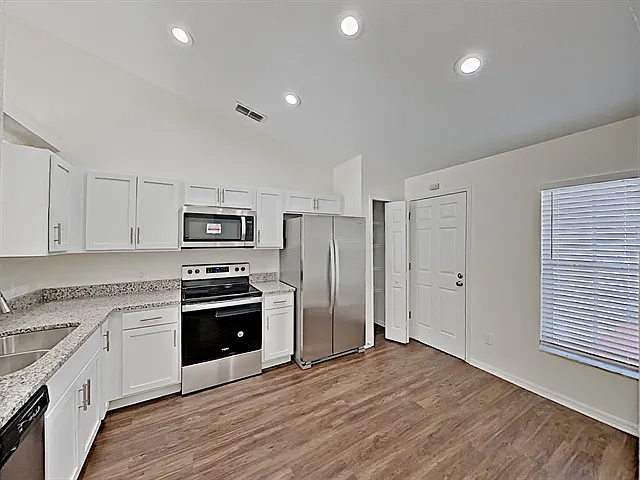 3 bed, 2.0 bath, 1239 sqft, $2,220 — Photo 3