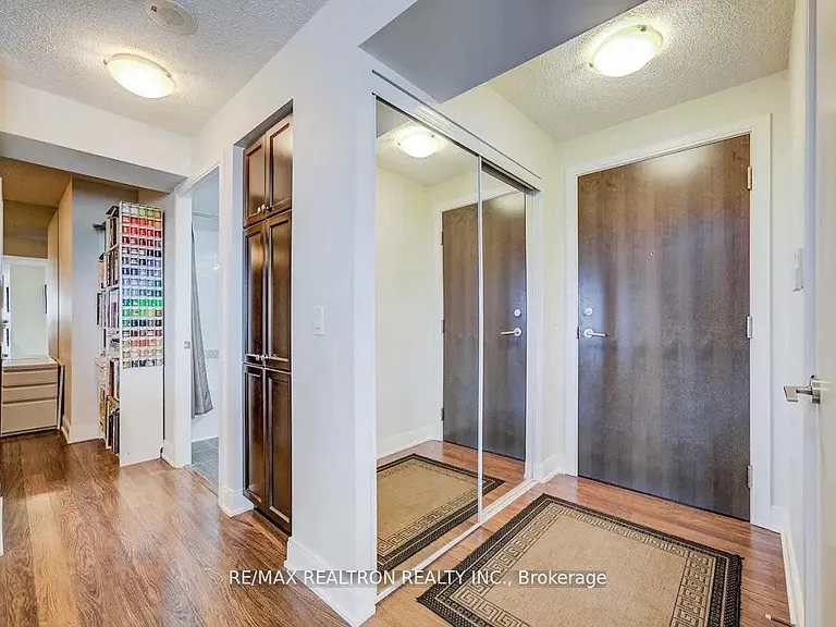 135 Village Green Sq #824 — Photo 4
