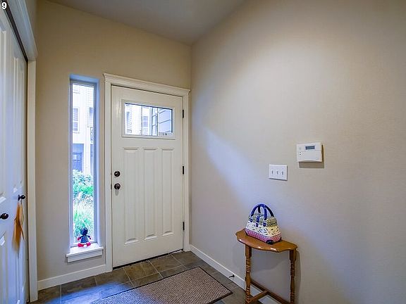4th image of 614 NE 84th Cir