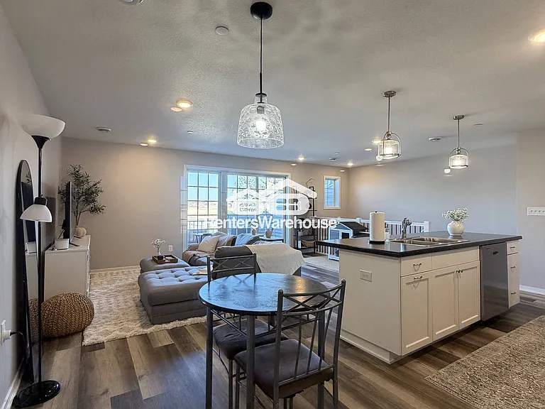 642 Shardlow Ln NE — Photo 5