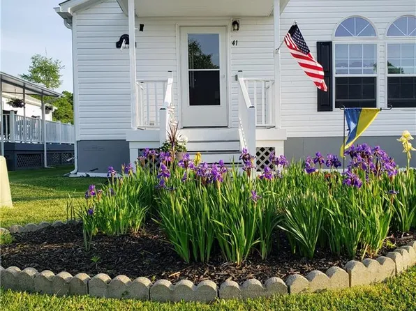 41 Blackbird St, Tiverton, RI 02878