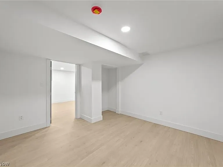 1422 W 77th St — Photo 29