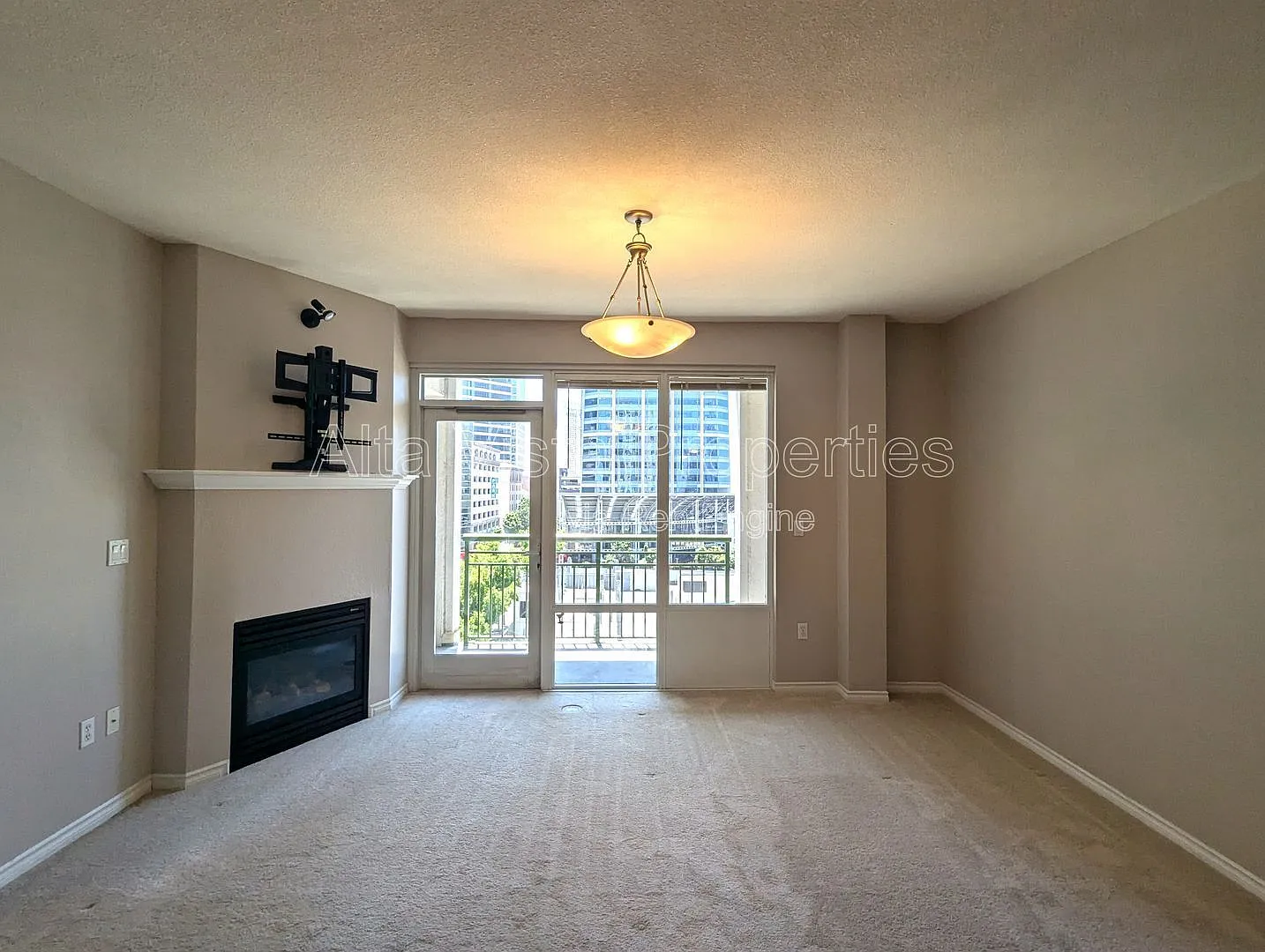 2 bed, 2.0 bath, 1079 sqft, $3,395 — Photo 4