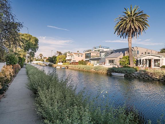 2nd image of 223 Carroll Canal