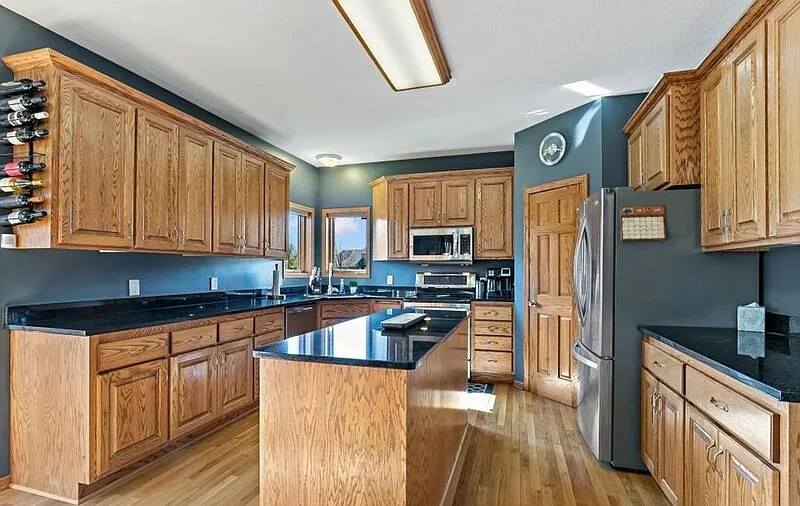 5 bed, 3.0 bath, 3500 sqft, $3,500 — Photo 3