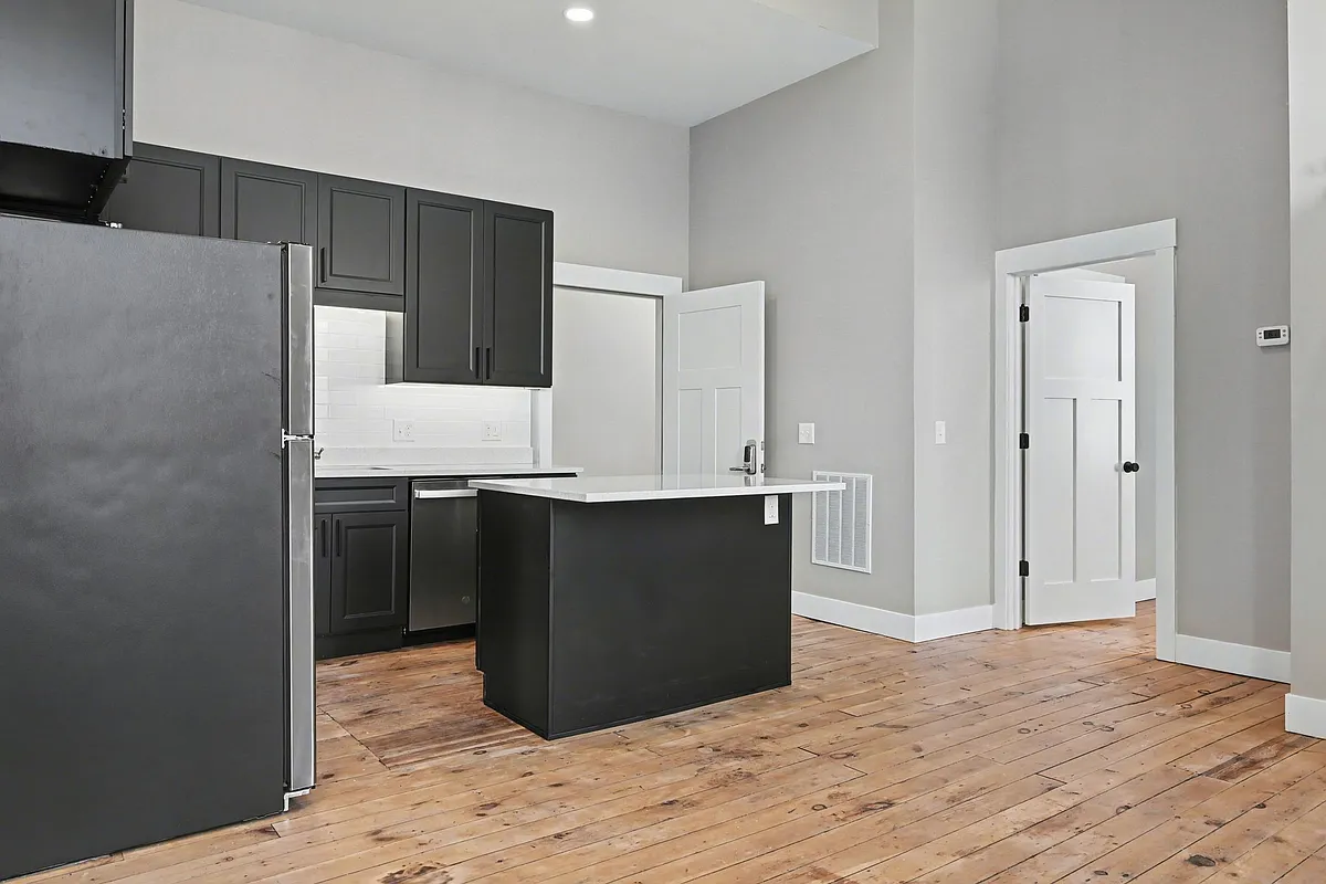 Building Photo - 128 Locust St #C