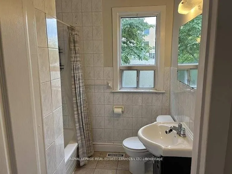 235 Lakeshore Rd W — Photo 16
