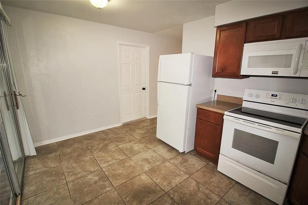 2 bed, 1.0 bath, 810 sqft, $1,350 — Photo 4
