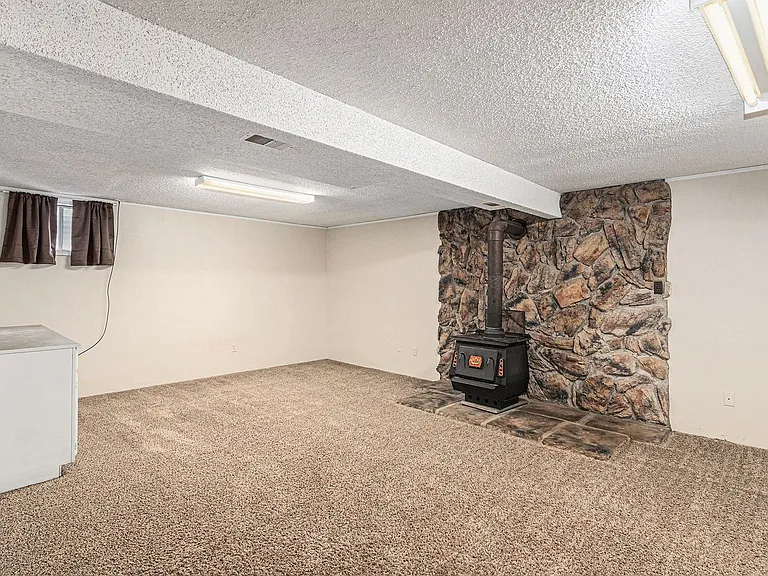 906 Mansfield Dr — Photo 13