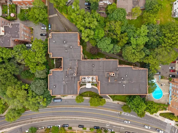 629 Kappock Street image 9 of 38