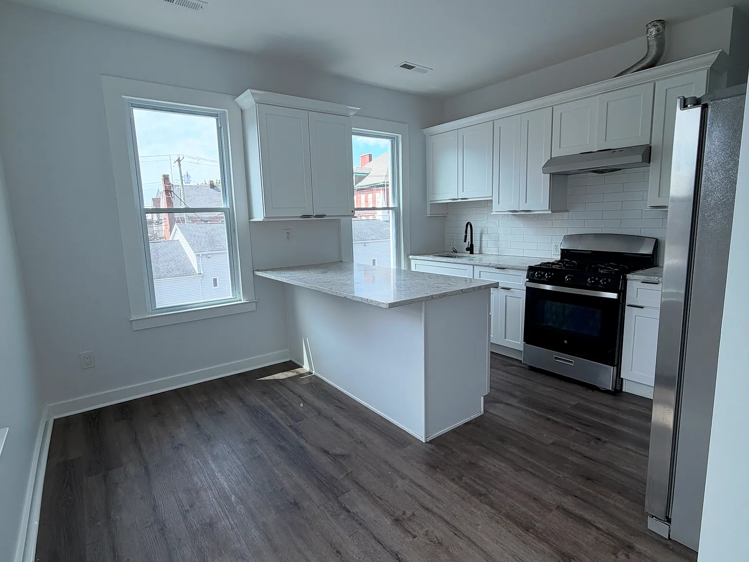 3 bed, 1100 sqft, $2,500 — Photo 2