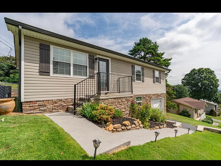 911 Crest Dr — Photo 47
