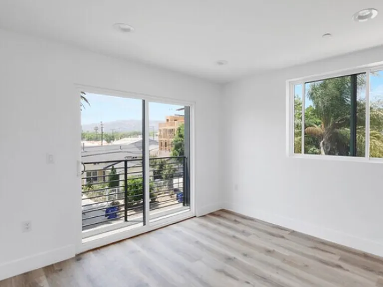 1146 N Sycamore Ave — Photo 11