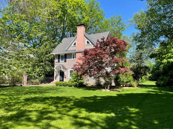 26 Ridgewood Road, West Hartford, CT 06107