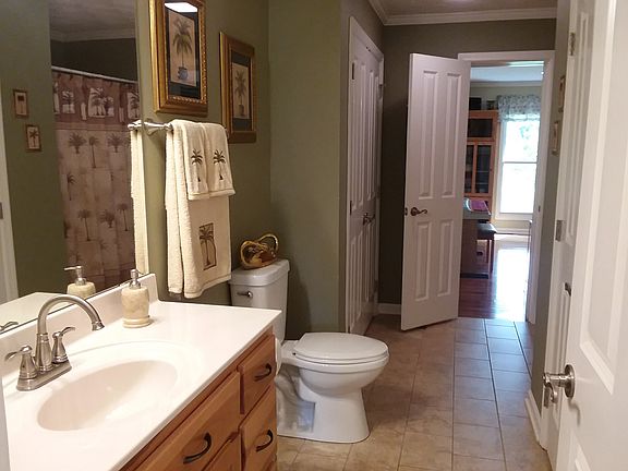 Jack & Jill Bath/ Hall