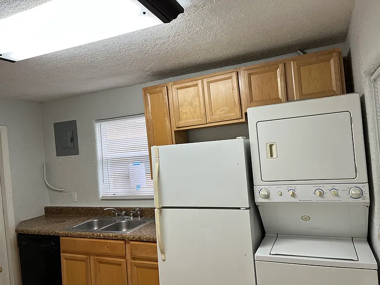 718 E Anderson St — Photo 5