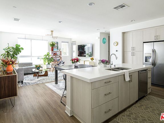 2nd image of 2111 N Cahuenga Blvd Unit 5