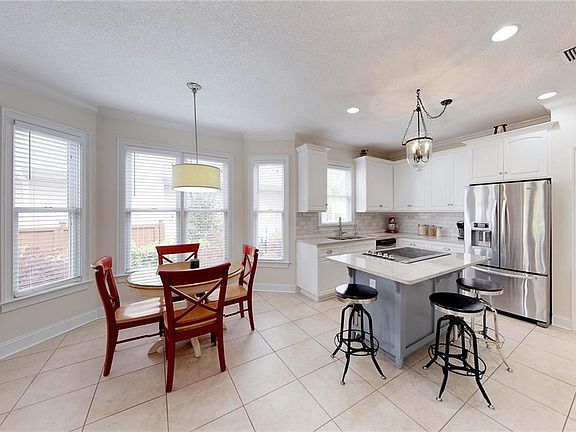 4th image of 118 Country Club Dr