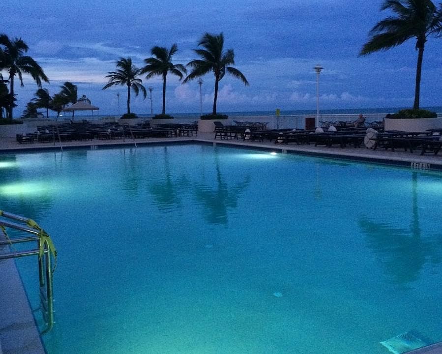Deck w/heatted pool