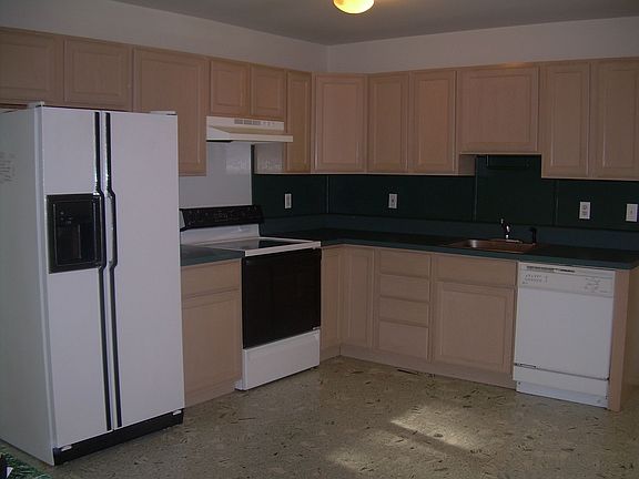 Beautiful Maple Cabinets. Breakfast Nook.
