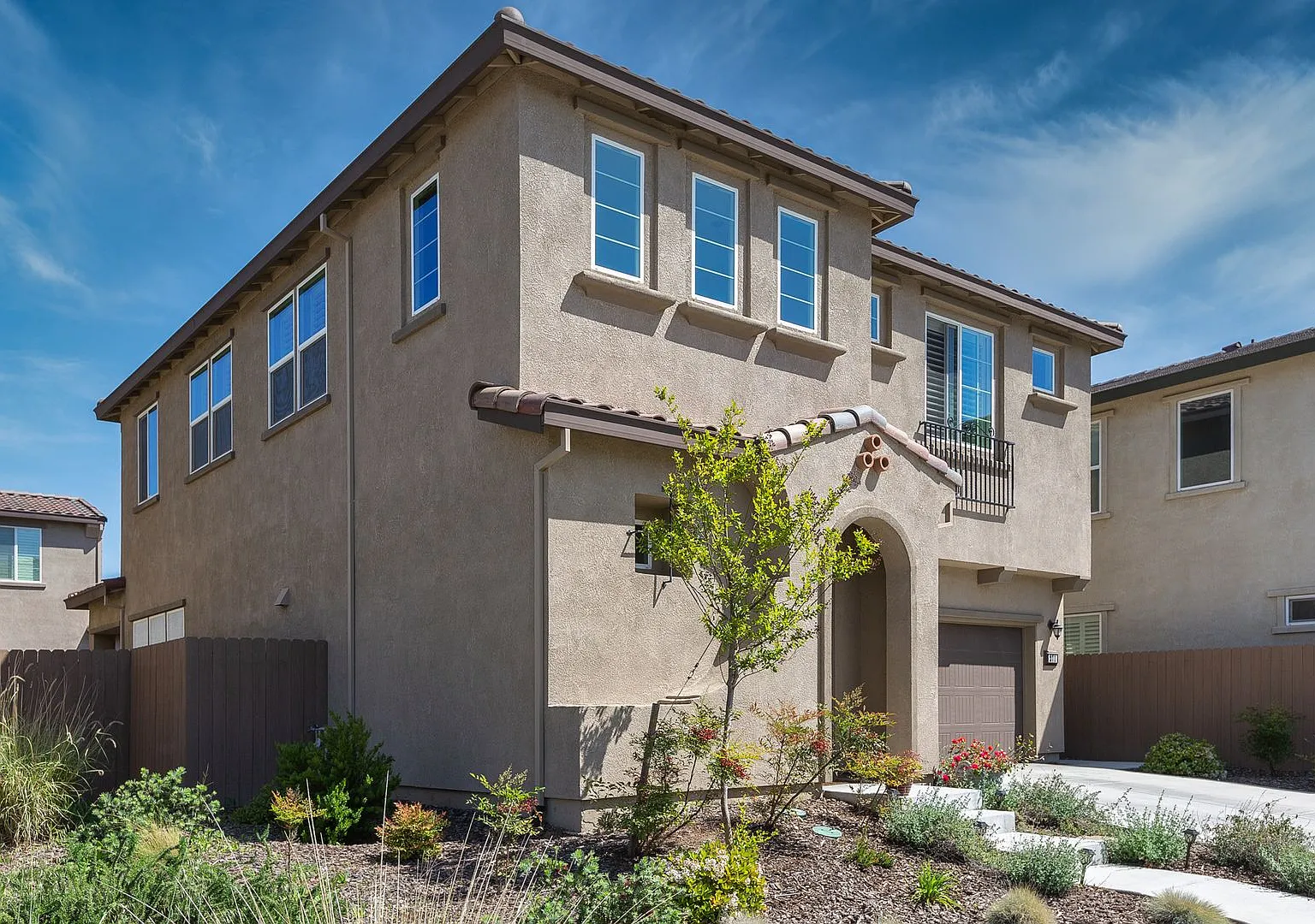 Immaculate single owner home in Natomas w/generous open layout — Photo 3
