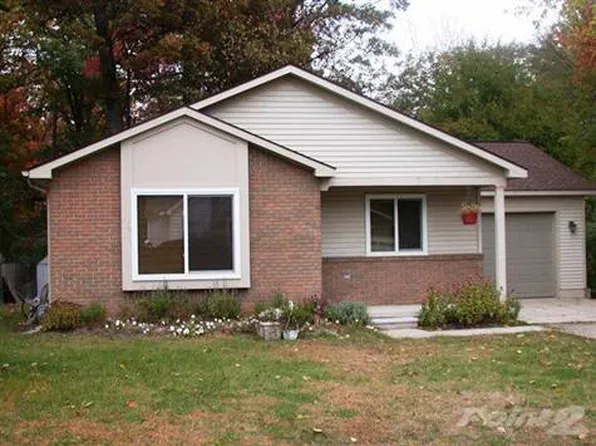 389 Maplegrove Dr, Whitmore Lake, MI 48189