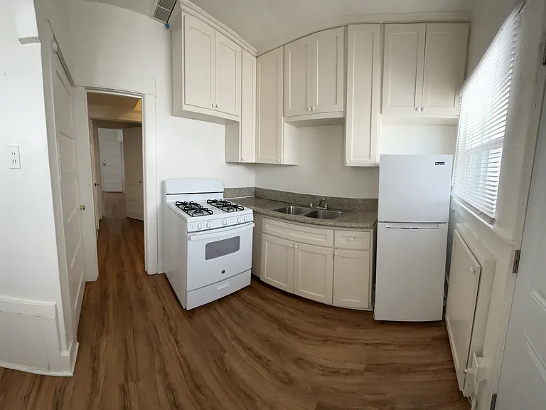 643 E 7th St #2 — Photo 3